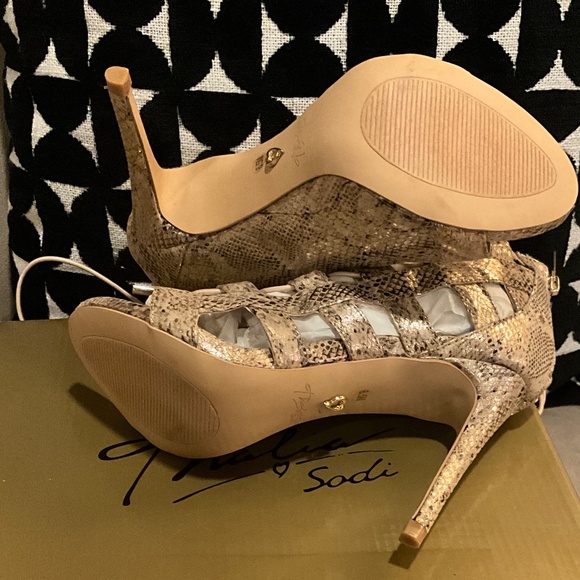 Thalia Sodi Gold Snake Lace up Heels 6.5 (fit like 7) NWB - Picture 7 of 8